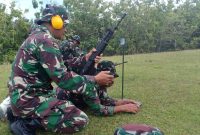 Ratusan Prajurit Kodim 1402/Polman Asah kemampuan menembak senjata ringan  di Lapangan tembak Sila-Sila, Pareddeang, Kec. Mapilli, Kab. Polewali Mandar