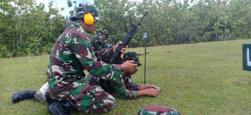 Ratusan Prajurit Kodim 1402/Polman Asah kemampuan menembak senjata ringan  di Lapangan tembak Sila-Sila, Pareddeang, Kec. Mapilli, Kab. Polewali Mandar