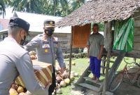 Wakapolres Pasangkayu Kompol Eduard Steffry Allan Telussa S.I.K, M.Si Menyerahkan Bantuan Sembako Untuk Warga Terdampak Kenaikan BBM.