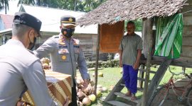 Wakapolres Pasangkayu Kompol Eduard Steffry Allan Telussa S.I.K, M.Si Menyerahkan Bantuan Sembako Untuk Warga Terdampak Kenaikan BBM.