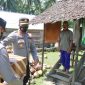 Wakapolres Pasangkayu Kompol Eduard Steffry Allan Telussa S.I.K, M.Si Menyerahkan Bantuan Sembako Untuk Warga Terdampak Kenaikan BBM.