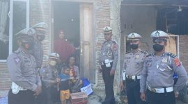Personil Satlantas Polresta Mamuju Anjangsana Bagikan Paket Sembako Dalam Rangka HUT Polantas Ke 67