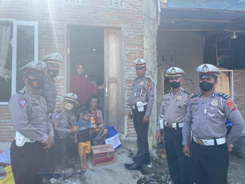 Personil Satlantas Polresta Mamuju Anjangsana Bagikan Paket Sembako Dalam Rangka HUT Polantas Ke 67