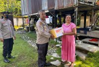 Personil Polres Pasangkayu Turun Langsung Membagikan Bantuan Sembako Untuk Warga 
