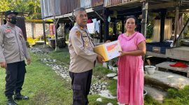Personil Polres Pasangkayu Turun Langsung Membagikan Bantuan Sembako Untuk Warga
