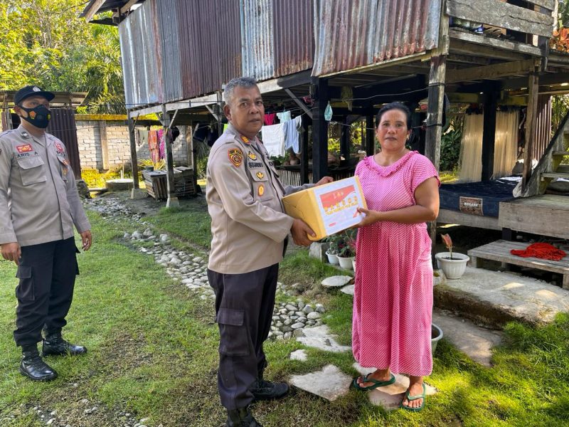Personil Polres Pasangkayu Turun Langsung Membagikan Bantuan Sembako Untuk Warga 
