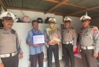 Personil Satlantas Polresta Mamuju Bagikan Sembako Untuk Warga