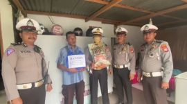 Personil Satlantas Polresta Mamuju Bagikan Sembako Untuk Warga
