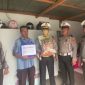 Personil Satlantas Polresta Mamuju Bagikan Sembako Untuk Warga