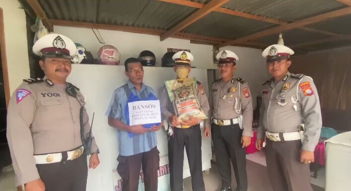 Personil Satlantas Polresta Mamuju Bagikan Sembako Untuk Warga