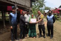 Kapolres Polman AKBP Agung Budi Leksono Bagikan Bantuan Sembako Untuk Warga
