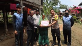 Kapolres Polman AKBP Agung Budi Leksono Bagikan Bantuan Sembako Untuk Warga
