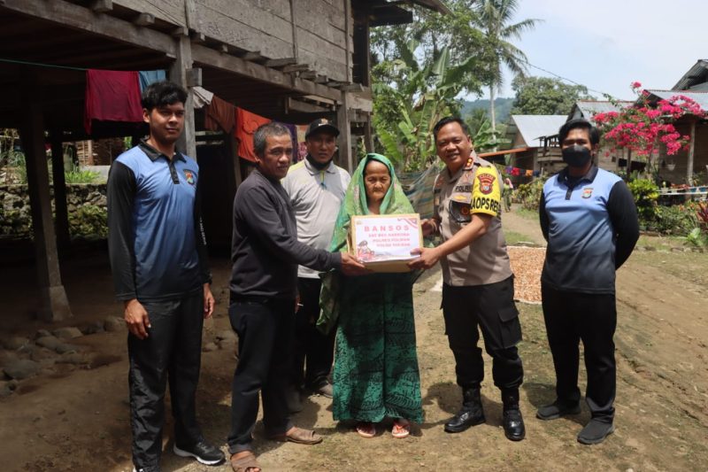 Kapolres Polman AKBP Agung Budi Leksono Bagikan Bantuan Sembako Untuk Warga