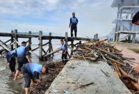 Jumat Bersih, Polres Majene Bersihkan Pantai Barane