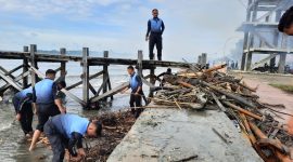 Jumat Bersih, Polres Majene Bersihkan Pantai Barane