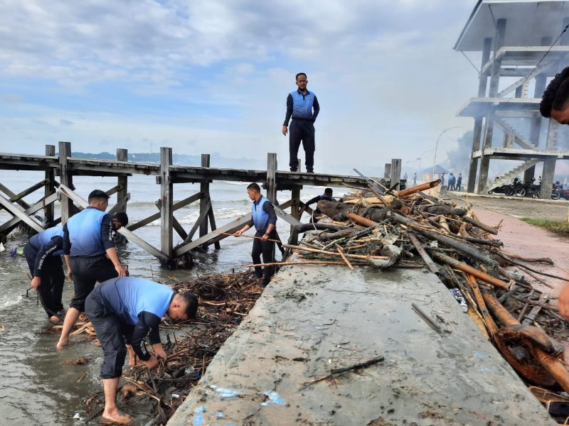 Jumat Bersih, Polres Majene Bersihkan Pantai Barane