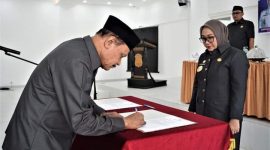 Bupati Mamuju Hj Sitti Sutina Suhardi Melantik Pejabat Administrastrator dan Pengawas Dilingkup Pemkab Mamuju.
