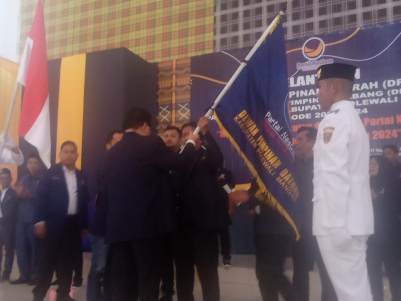 Ketua DPW Partai Nasdem Sulbar Anwar Adnan Saleh Resmi Mengukuhkan Pengurus Nasdem Kabupaten Polman.