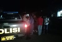 Terlihat Personil Polsek Tutar Tengah Berbincang Bersama Warga.