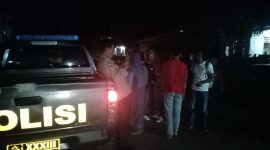 Terlihat Personil Polsek Tutar Tengah Berbincang Bersama Warga.