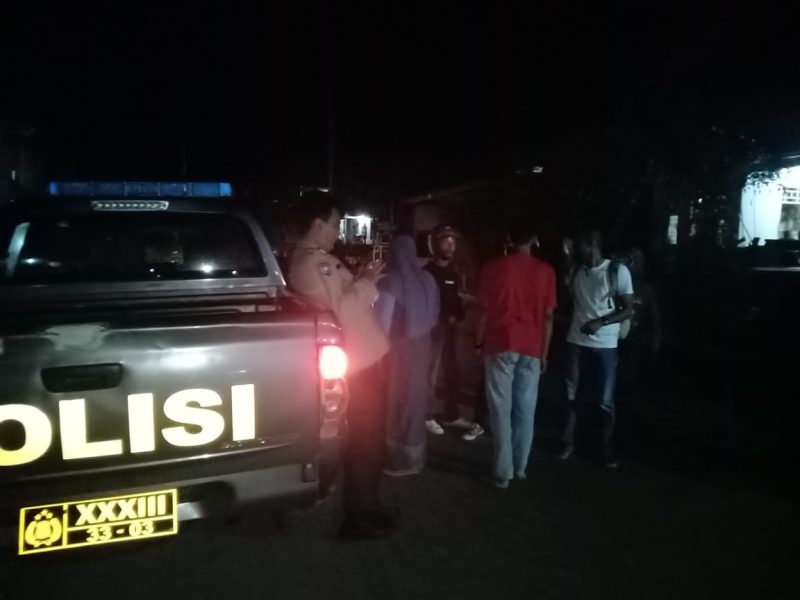 Terlihat Personil Polsek Tutar Tengah Berbincang Bersama Warga.