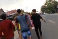 Minggu, 18 September 2022 Sebuah vidio viral di media sosial memperlihatkan beberapa orang keluarga dan masyarakat setempat  menandu salah satu kerabat yang telah meninggal dunia dengan menggunakan sarung dan satu batang bambu