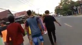Minggu, 18 September 2022 Sebuah vidio viral di media sosial memperlihatkan beberapa orang keluarga dan masyarakat setempat  menandu salah satu kerabat yang telah meninggal dunia dengan menggunakan sarung dan satu batang bambu