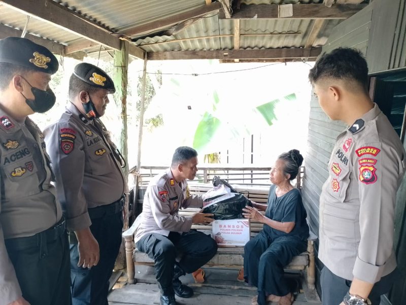 Kabag Ops AKP Najamuddin Memimpin Langsung Pembagian Paket Sembako Polres Polman