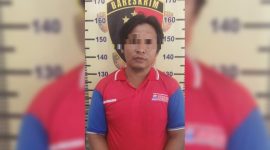 NS (22), Tersangka Pembunuhan Ayah Kandung Sendiri, Menyerahkan Diri ke Reskrim Polres Pasangkayu.
