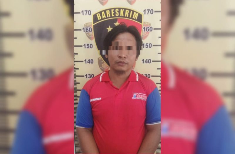 NS (22), Tersangka Pembunuhan Ayah Kandung Sendiri, Menyerahkan Diri ke Reskrim Polres Pasangkayu.
