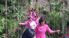 Ketua Bhayangkari Daerah Sulbar Ny Syane Verdianto Bersama Rombongan Saat Melintasi Jembatan Gantung yang Berada di Desa Botteng, Kecamatan Tapalang, Mamuju.