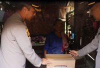 Kapolres Mamasa AKBP Harry Andreas Turun Langsung Menyalurkan Bantuan Paket Sembako Bagi Warga Kurang Mampu.(Istimewa)