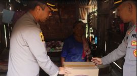 Kapolres Mamasa AKBP Harry Andreas Turun Langsung Menyalurkan Bantuan Paket Sembako Bagi Warga Kurang Mampu.(Istimewa)