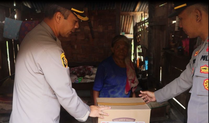 Kapolres Mamasa AKBP Harry Andreas Turun Langsung Menyalurkan Bantuan Paket Sembako Bagi Warga Kurang Mampu.(Istimewa)