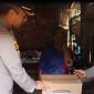 Kapolres Mamasa AKBP Harry Andreas Turun Langsung Menyalurkan Bantuan Paket Sembako Bagi Warga Kurang Mampu.(Istimewa)