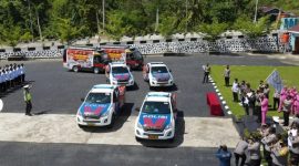 Foto: Kapolda Sulbar Irjen. Pol. Drs. Verdianto Iskandar Bitticaca, bersama Ketua Bhayangkari Daerah Sulbar Ny Syane Verdianto melepas Bantuan Sosial Untuk Masyarakat Kurang Mampu di Halaman Mapolda sulbar.