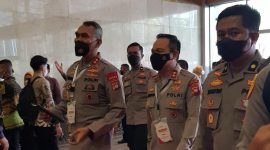 Kapolda Sulbar Irjen Pol Verdianto Iskandar Biticaca Terlihat Saat Akan Memasuki Ruang Rapat Tempat Dimana Presiden RI Joko Widodo Berikan Pengarahan.