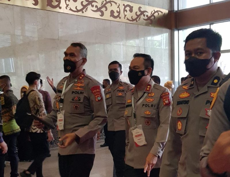 Kapolda Sulbar Irjen Pol Verdianto Iskandar Biticaca Terlihat Saat Akan Memasuki Ruang Rapat Tempat Dimana Presiden RI Joko Widodo Berikan Pengarahan.