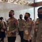 Kapolda Sulbar Irjen Pol Verdianto Iskandar Biticaca Terlihat Saat Akan Memasuki Ruang Rapat Tempat Dimana Presiden RI Joko Widodo Berikan Pengarahan.