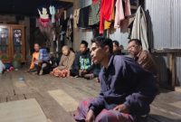 Keluarga Korban Hasbi (30), warga Dusun Lekke Desa Kelapa Dua, Kecamatan Anreapi, Kabupaten Polman