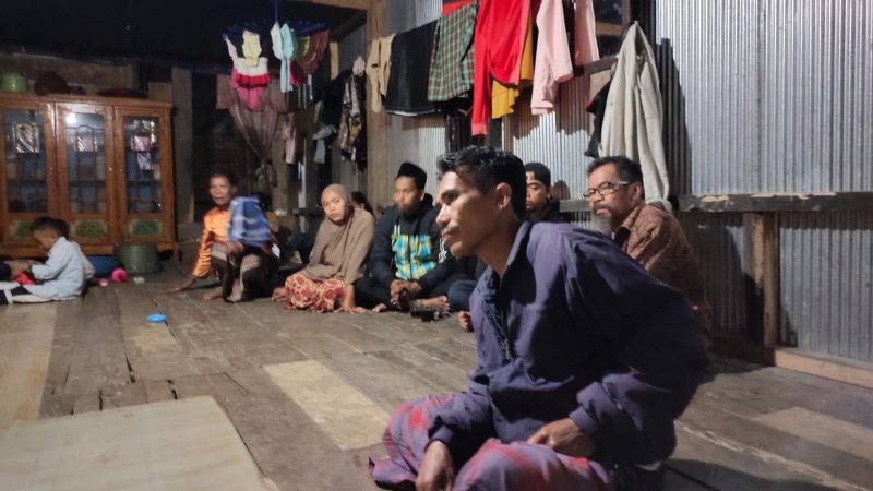 Keluarga Korban Hasbi (30), warga Dusun Lekke Desa Kelapa Dua, Kecamatan Anreapi, Kabupaten Polman