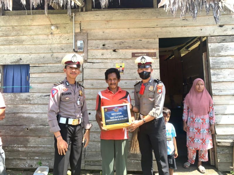 Satuan Satlantas Polres Mamuju Tengah gelar Bakti Sosial bagi Sembako dan Bersihkan Tempat Ibadah