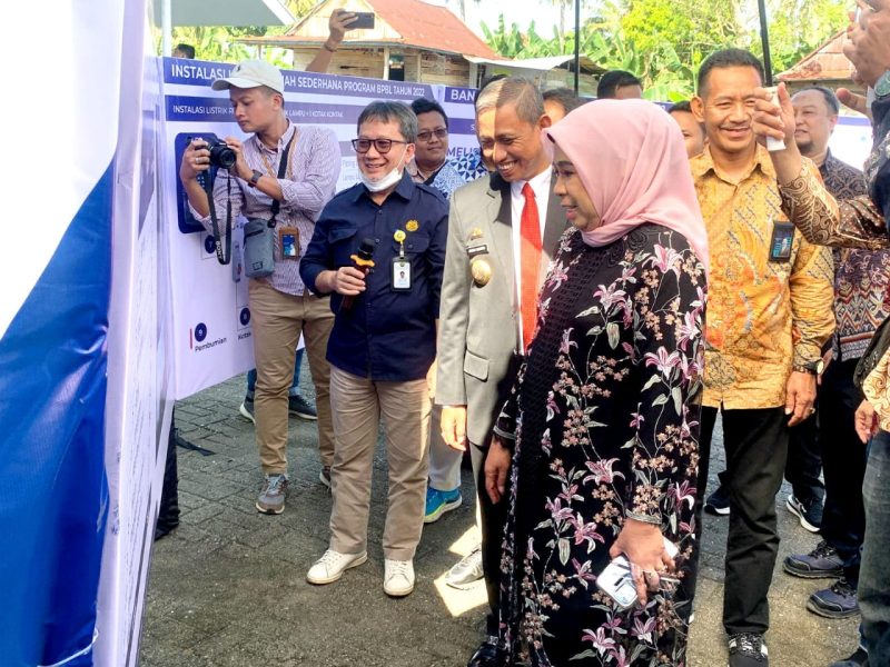 Bupati wajo Amran Mahmud Saat mendampingi Anggota Komisi VII DPR RI, Andi Yuliani Paris (AYP)