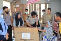 kabid Dokkes Polda Sulbar Kombes Pol dr. Asmarahadi, dan Kapolres Mamuju Tengah AKBP Amri Yudhi serahkan Bantuan Berupa Kursi Roda dan Paket Sembako Untuk Nenek Harapiah Desa Kombiling, Dusun Pandan Sari, Kecamatan Pangale, Kabupaten  Mamuju Tengah
