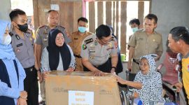 kabid Dokkes Polda Sulbar Kombes Pol dr. Asmarahadi, dan Kapolres Mamuju Tengah AKBP Amri Yudhi serahkan Bantuan Berupa Kursi Roda dan Paket Sembako Untuk Nenek Harapiah Desa Kombiling, Dusun Pandan Sari, Kecamatan Pangale, Kabupaten  Mamuju Tengah
