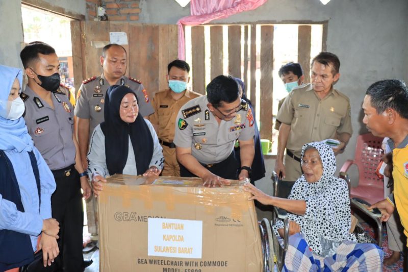 kabid Dokkes Polda Sulbar Kombes Pol dr. Asmarahadi, dan Kapolres Mamuju Tengah AKBP Amri Yudhi serahkan Bantuan Berupa Kursi Roda dan Paket Sembako Untuk Nenek Harapiah Desa Kombiling, Dusun Pandan Sari, Kecamatan Pangale, Kabupaten  Mamuju Tengah
