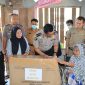 kabid Dokkes Polda Sulbar Kombes Pol dr. Asmarahadi, dan Kapolres Mamuju Tengah AKBP Amri Yudhi serahkan Bantuan Berupa Kursi Roda dan Paket Sembako Untuk Nenek Harapiah Desa Kombiling, Dusun Pandan Sari, Kecamatan Pangale, Kabupaten  Mamuju Tengah
