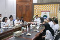 Pj Gubernur Sulbar , Akmal Malik bersama Tim Pengendali Inflasi Daerah (TPID) mengikuti rapat koordinasi pusat dan daerah pengendalian inflasi daerah secara virtual di Rujab Gubernur Sulbar
