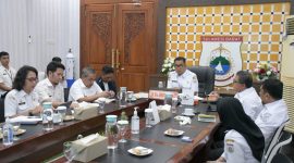 Pj Gubernur Sulbar , Akmal Malik bersama Tim Pengendali Inflasi Daerah (TPID) mengikuti rapat koordinasi pusat dan daerah pengendalian inflasi daerah secara virtual di Rujab Gubernur Sulbar