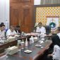 Pj Gubernur Sulbar , Akmal Malik bersama Tim Pengendali Inflasi Daerah (TPID) mengikuti rapat koordinasi pusat dan daerah pengendalian inflasi daerah secara virtual di Rujab Gubernur Sulbar